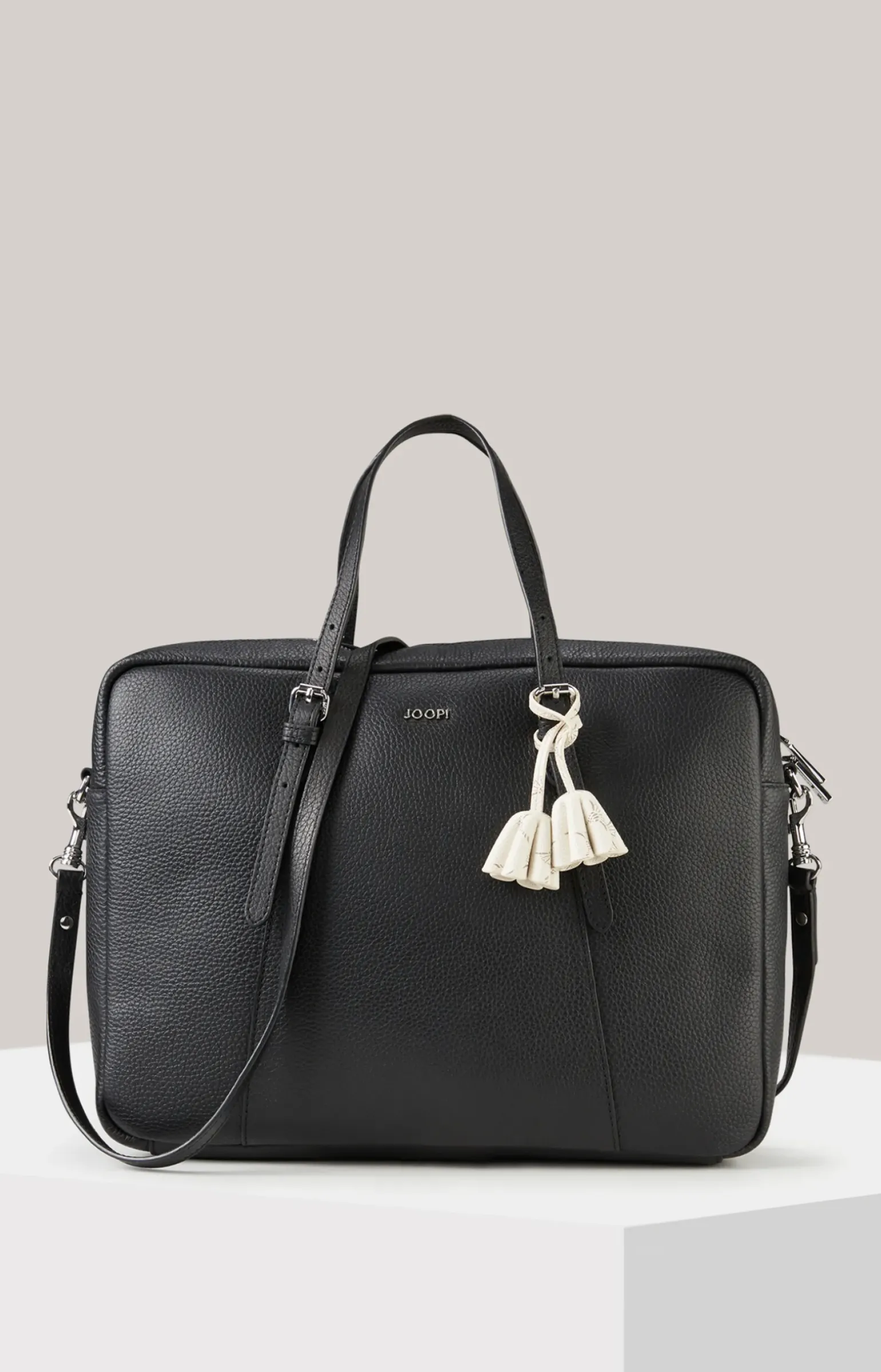 Business-Shopper Giada Hanni in Schwarz