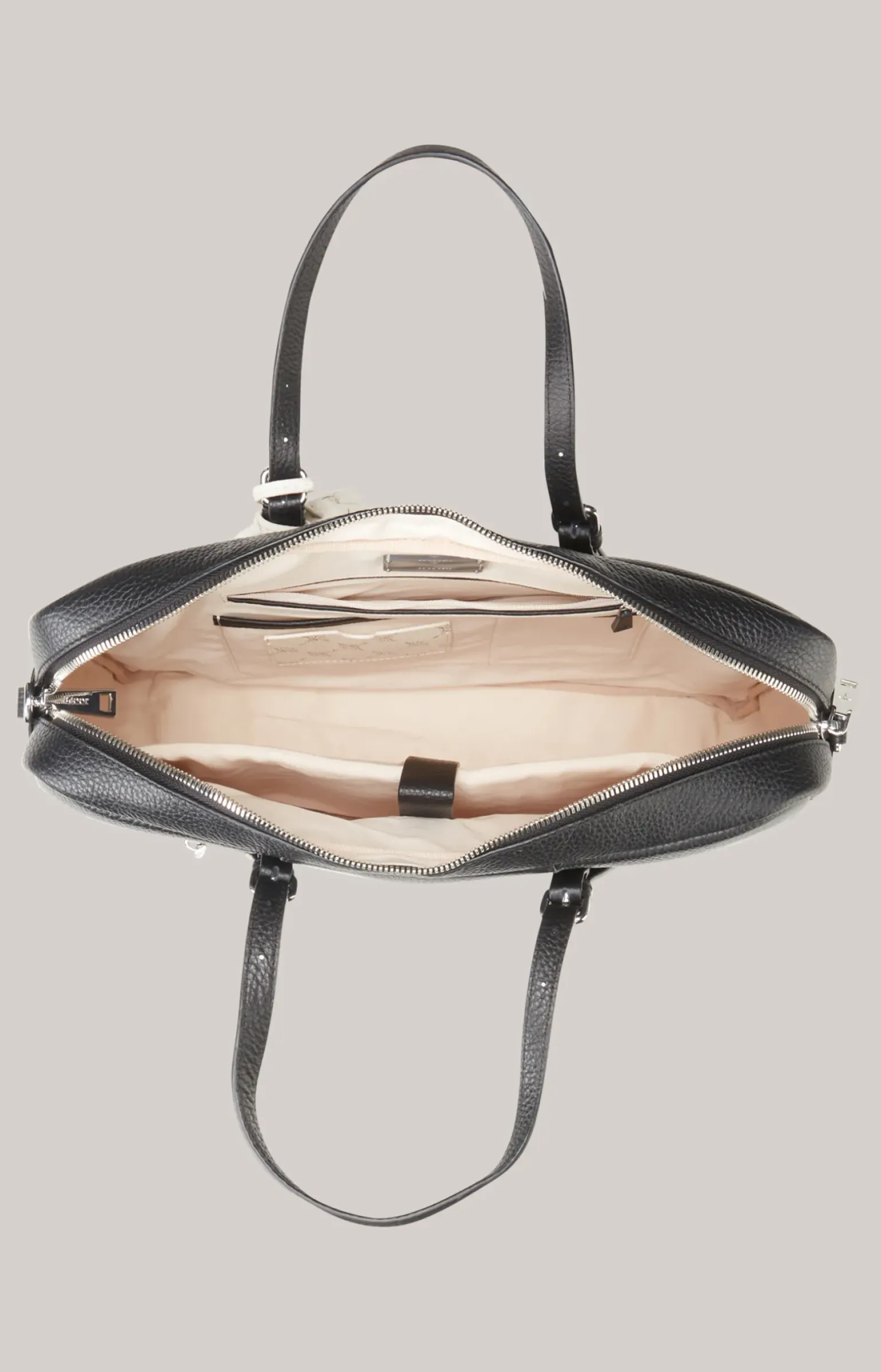 Business-Shopper Giada Hanni in Schwarz