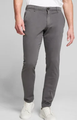 Chino Matthew in Grau