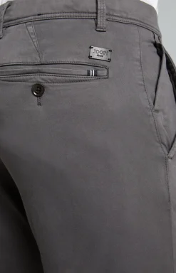 Chino Matthew in Grau