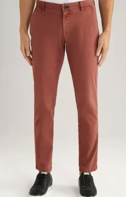 Chino Matthew in Rostrot