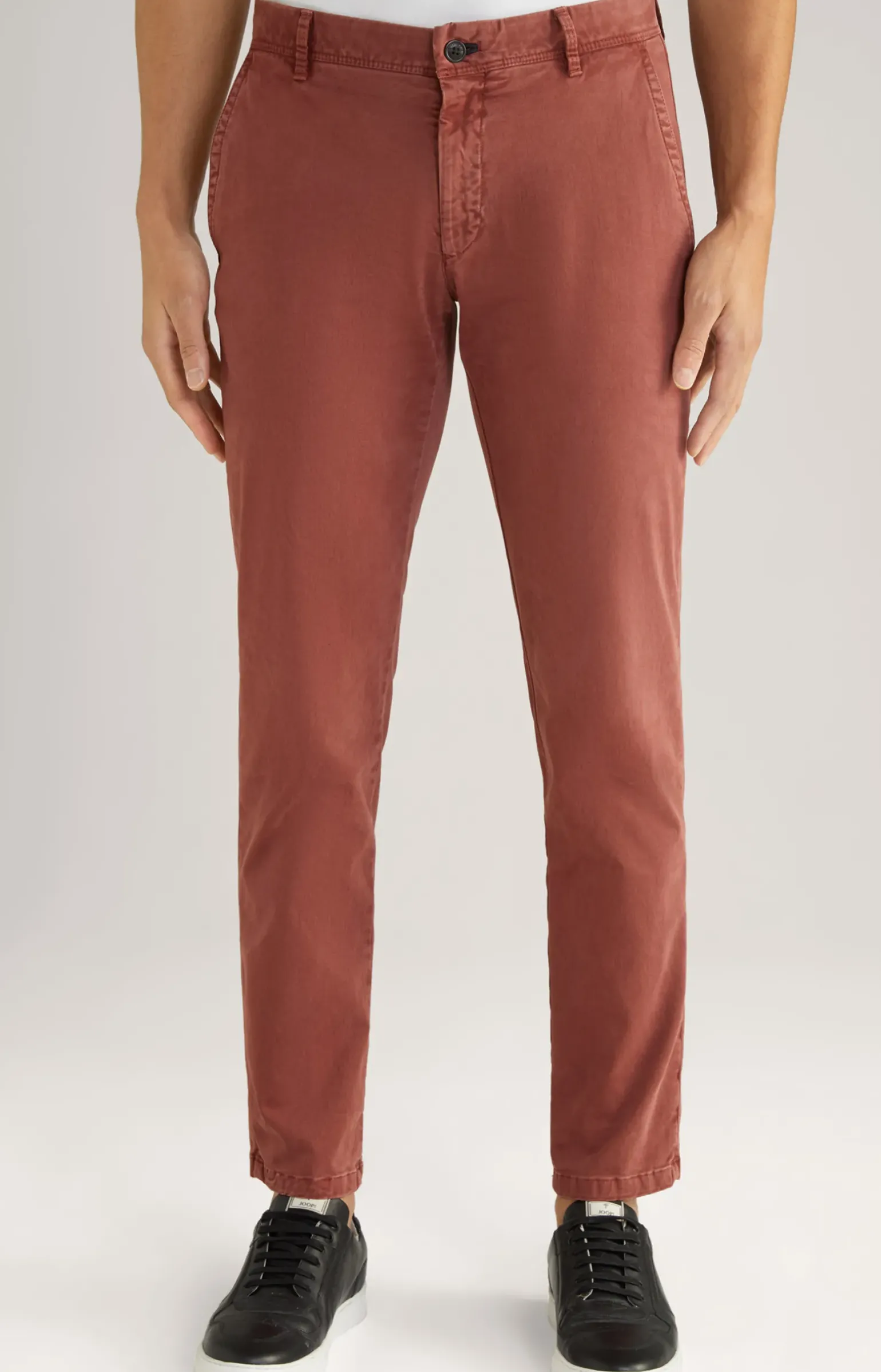 Chino Matthew in Rostrot