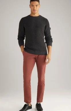 Chino Matthew in Rostrot