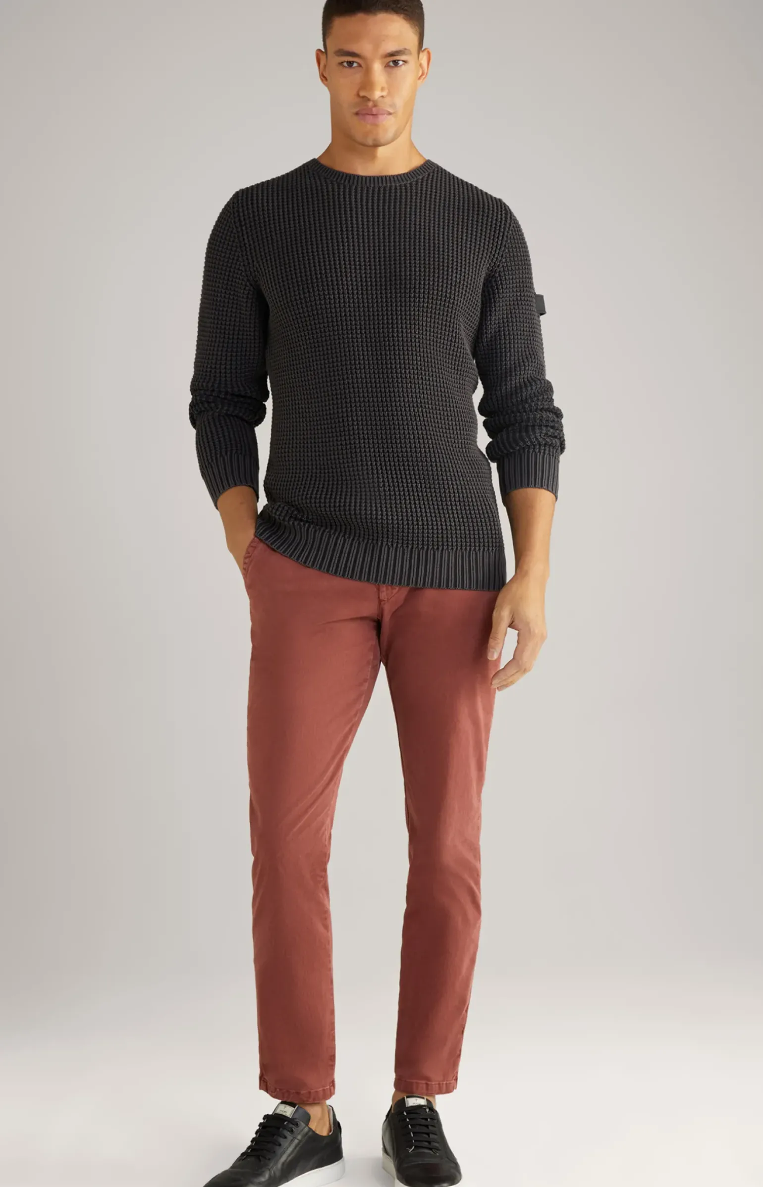 Chino Matthew in Rostrot