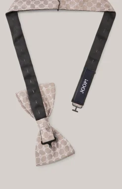 Cornflower-Seidenfliege in Hellbraun gemustert