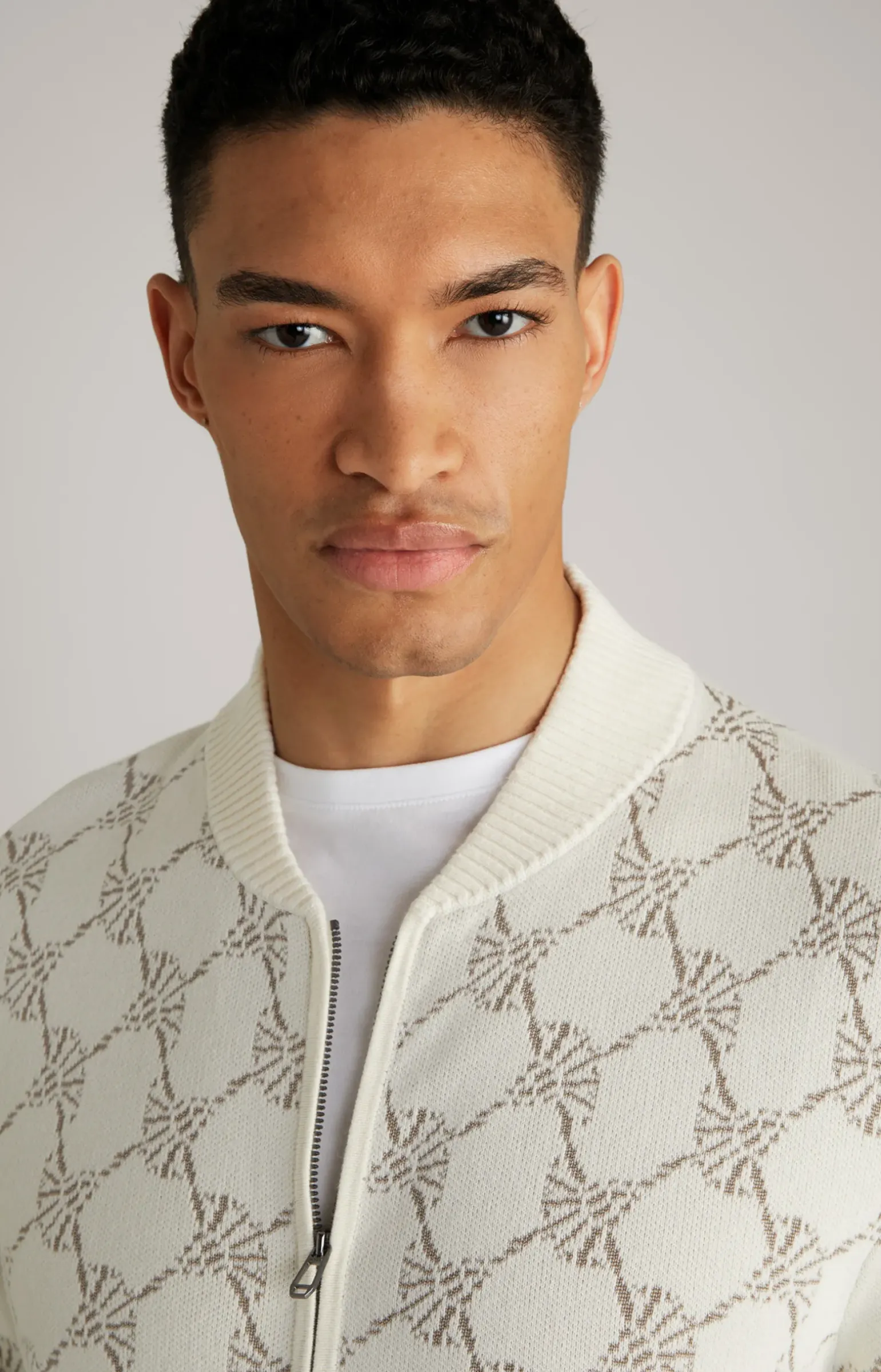 Cornflower-Strickjacke Raveno in Weiß gemustert