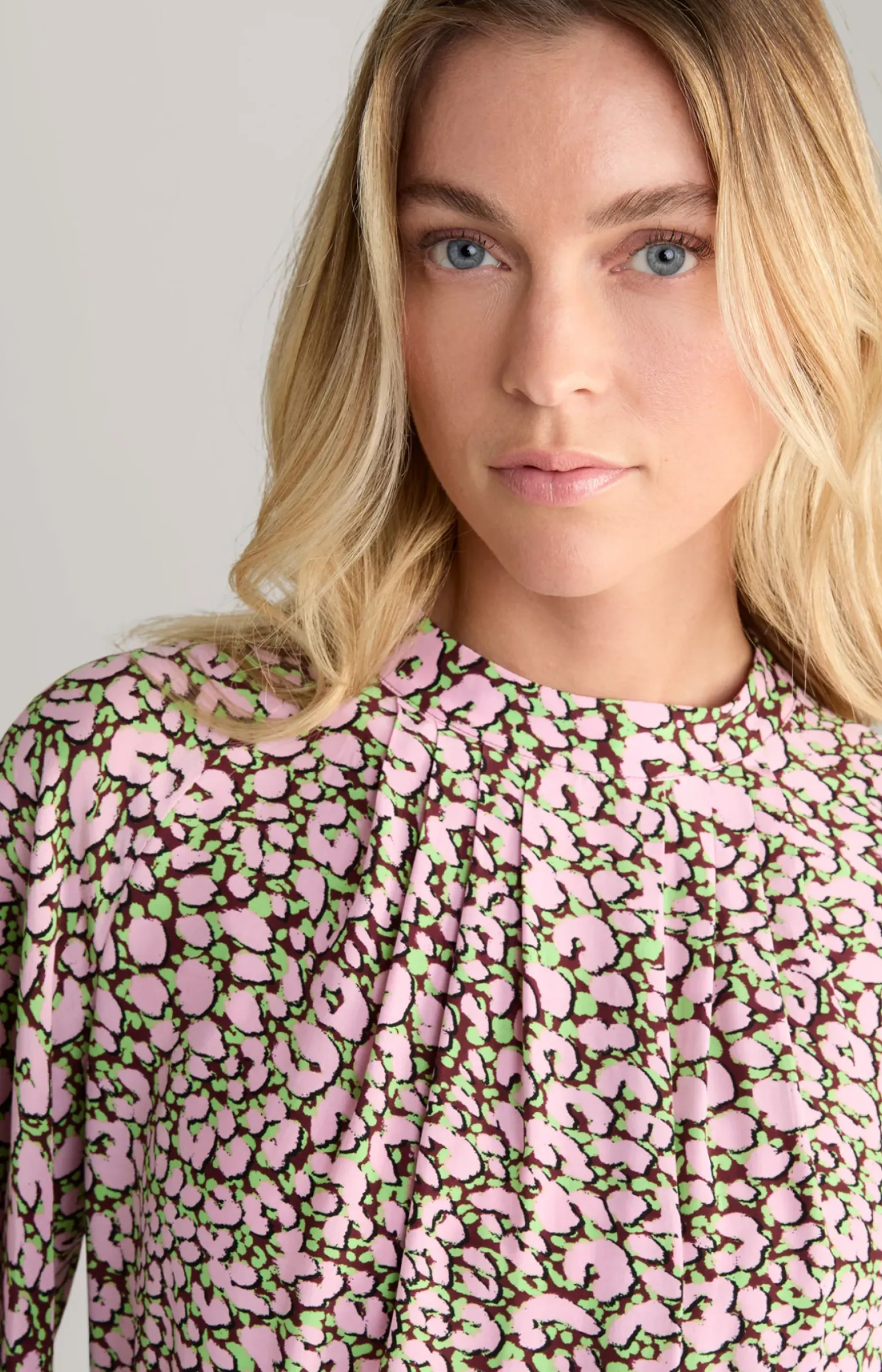 Crêpe-Bluse in Rot/Rosa/Grün