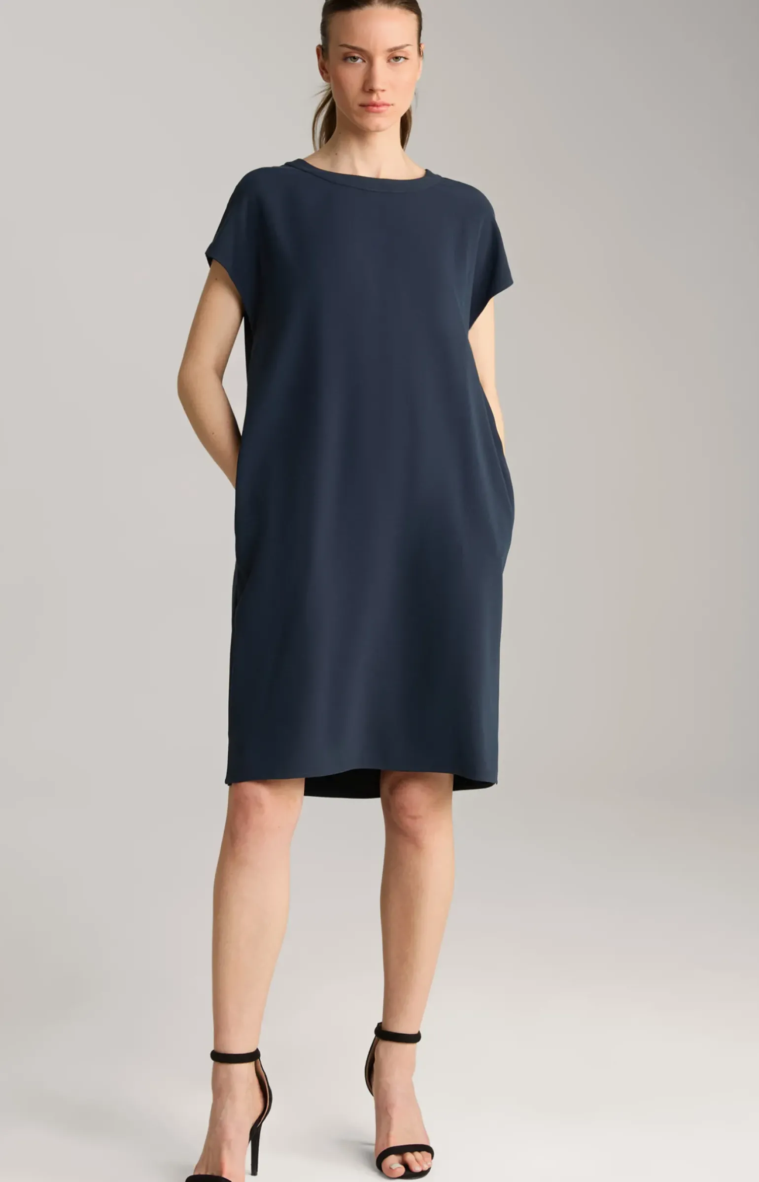 Crêpe-Kleid in Navy