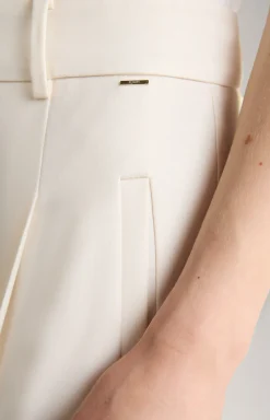 Culotte mit feinen Nadelstreifen in Offwhite