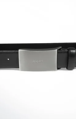 Fein genarbter Ledergürtel in Schwarz