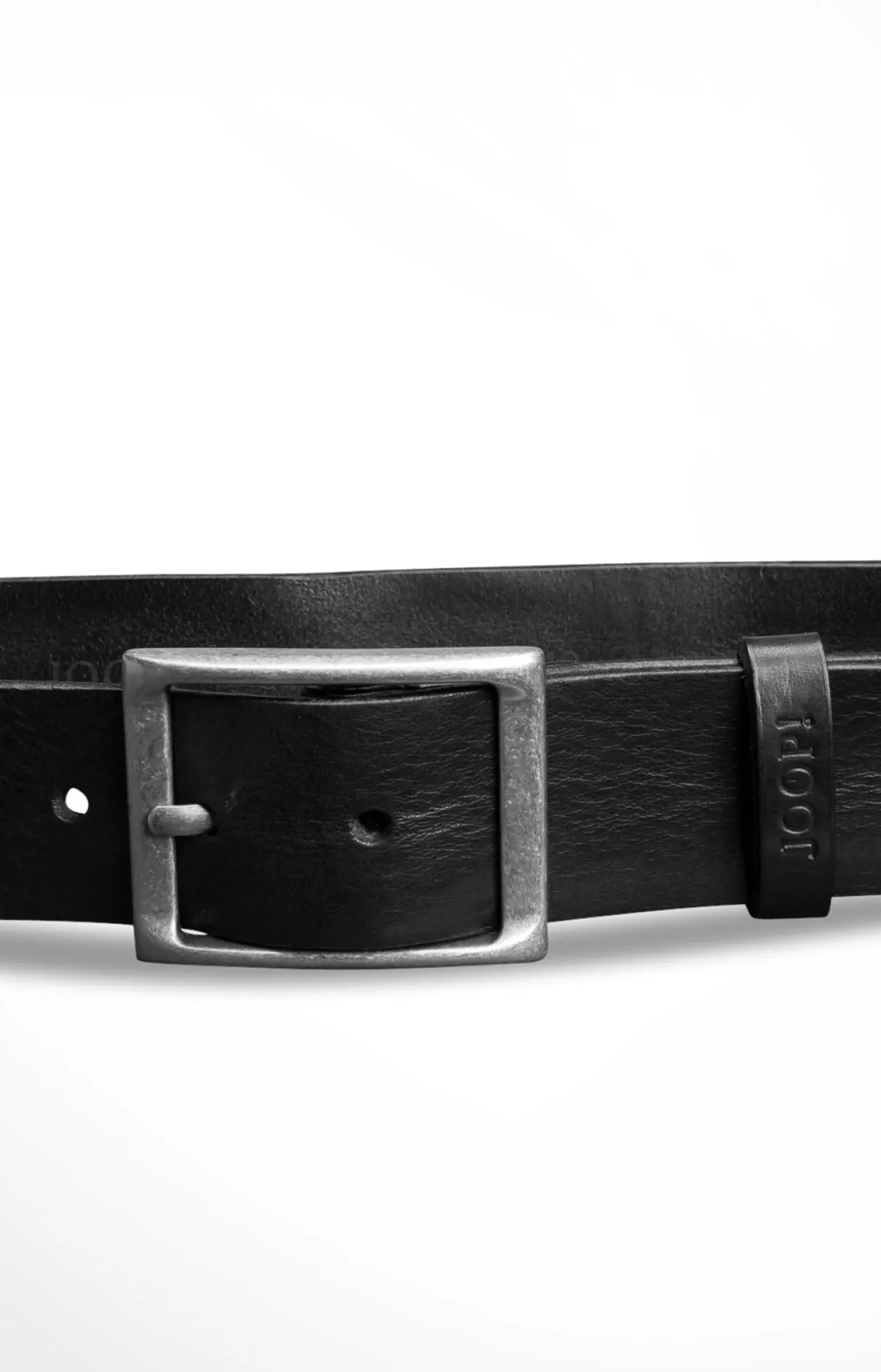 Fein strukturierter Rindsledergürtel in Schwarz