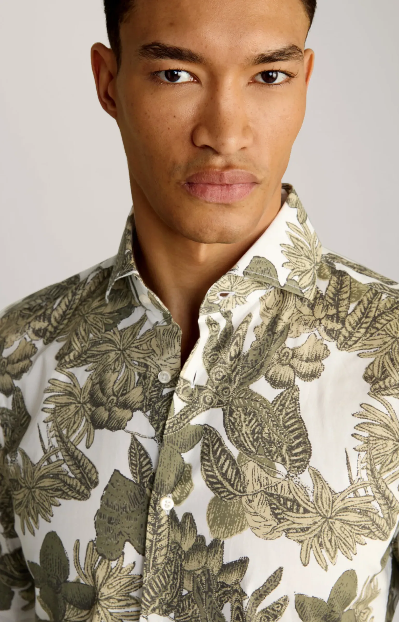 Hemd Pai in Weiß-Oliv gemustert