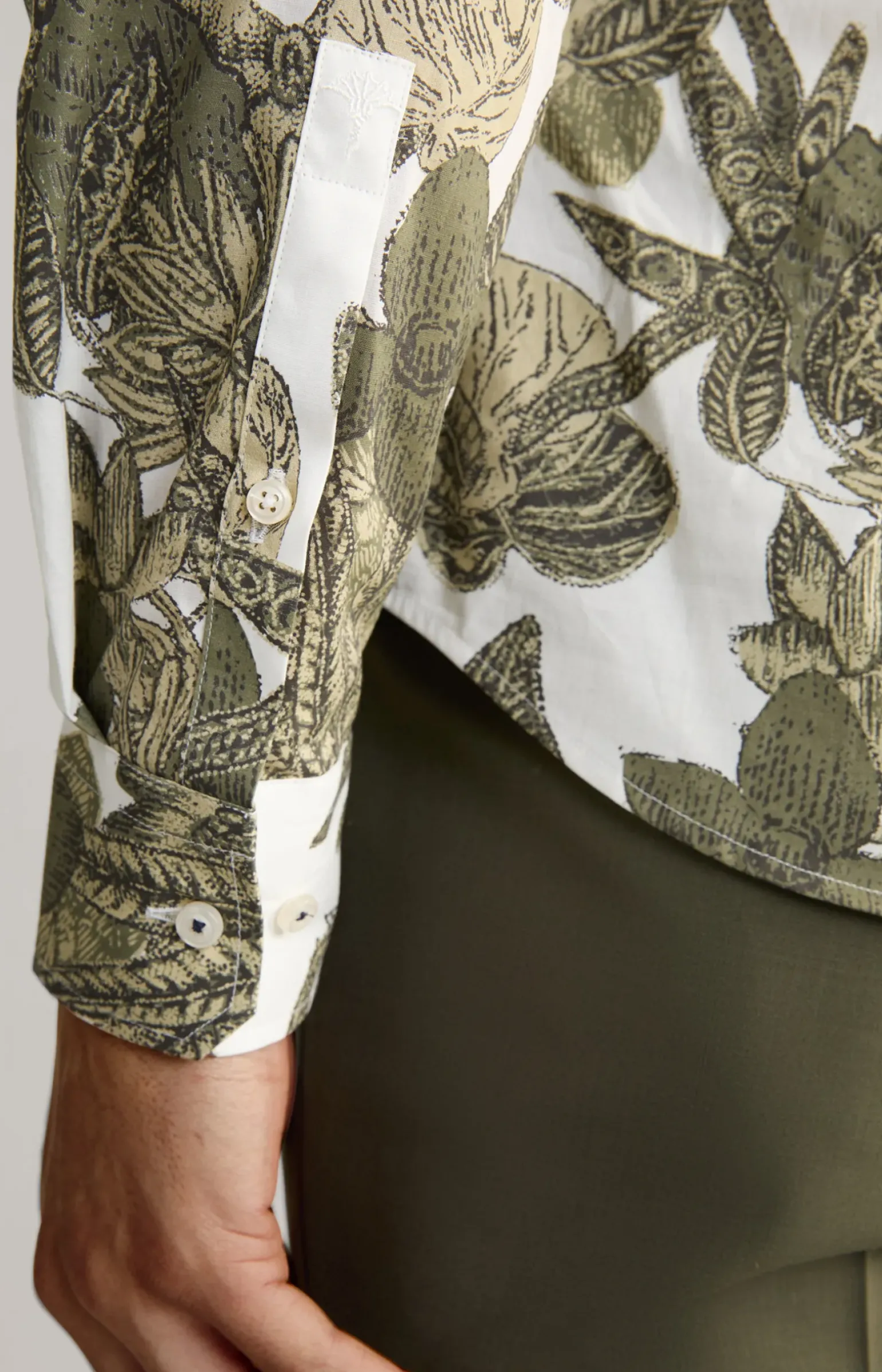 Hemd Pai in Weiß-Oliv gemustert