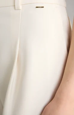 Marlenehose mit feinen Nadelstreifen in Offwhite