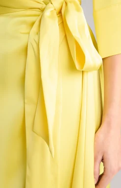 Satinkleid in Gelb