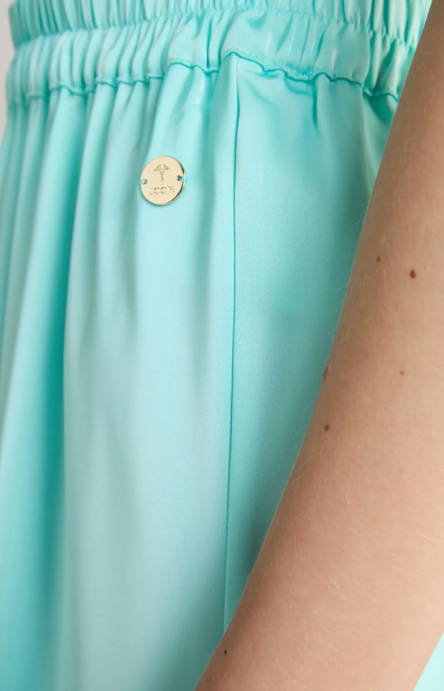 Satin-Rock in Türkis