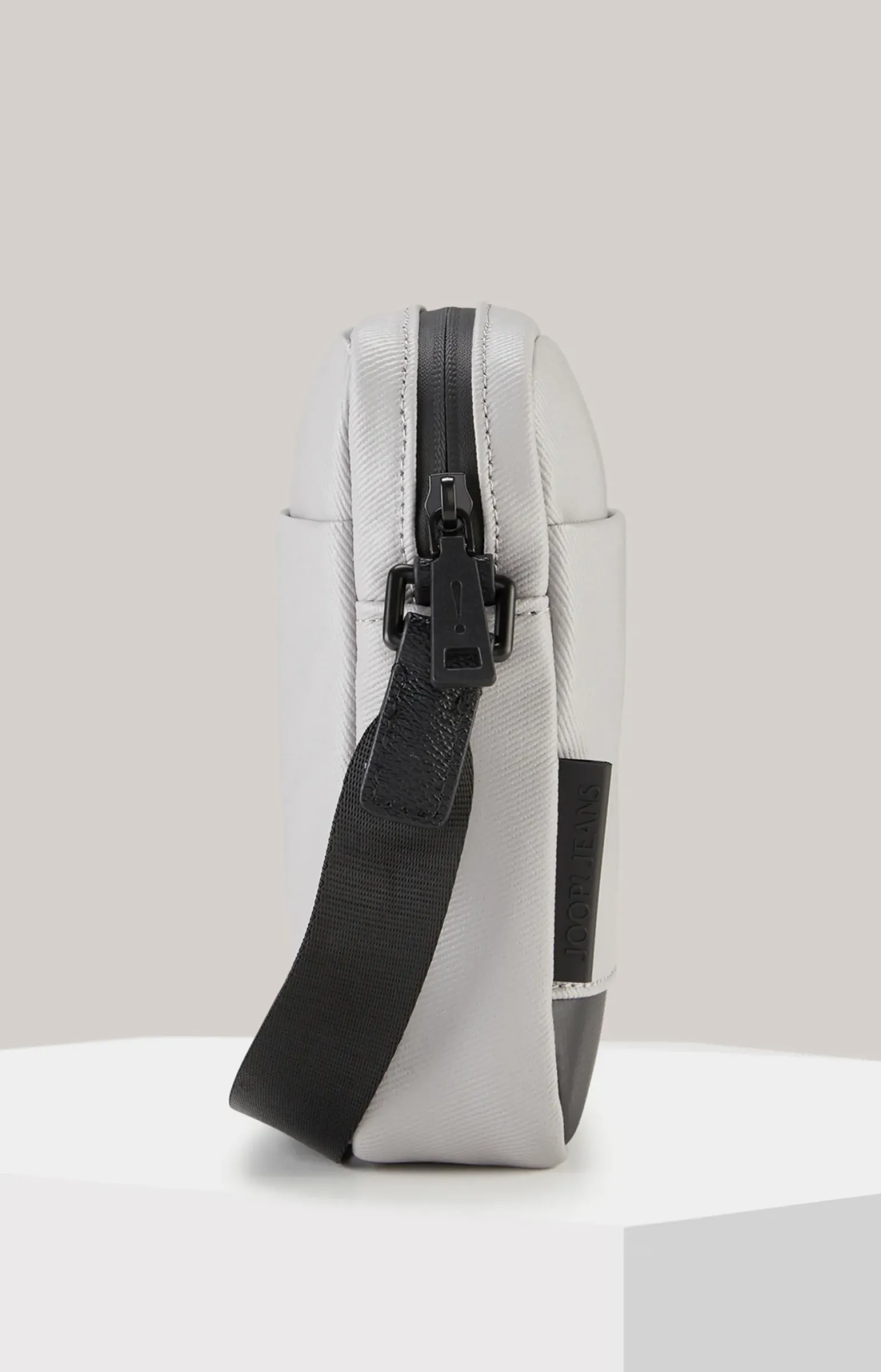 Schultertasche Marcena Rafel in Hellgrau